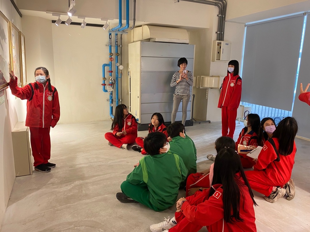 展場導覽實作課程，學生於展覽現場擔任小小導覽員，以生動口語介紹作品，展現對藝術作品的理解與詮釋能力